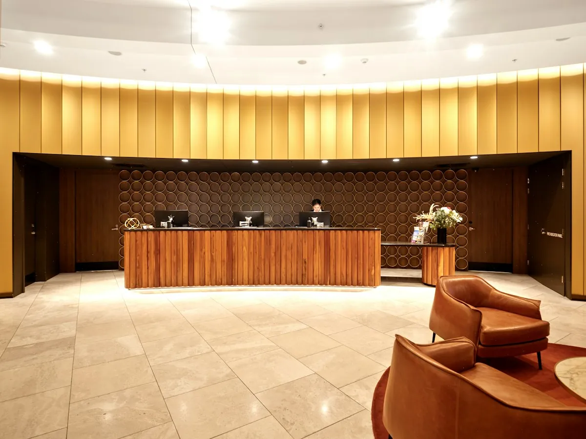 Hotellresepsjon med moderne tremøbler